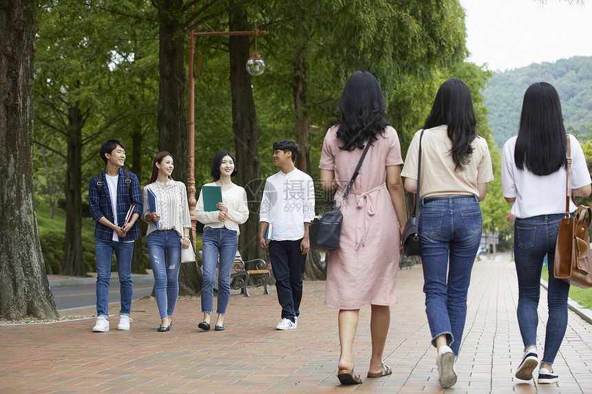 学生们走在一起分享交流图片