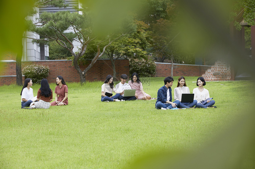 校园里的大学生户外草坪做游戏聊天图片