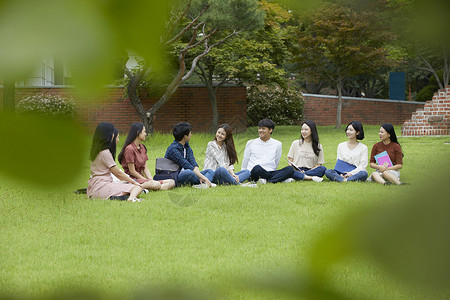 校园里的大学生户外草坪做游戏聊天图片