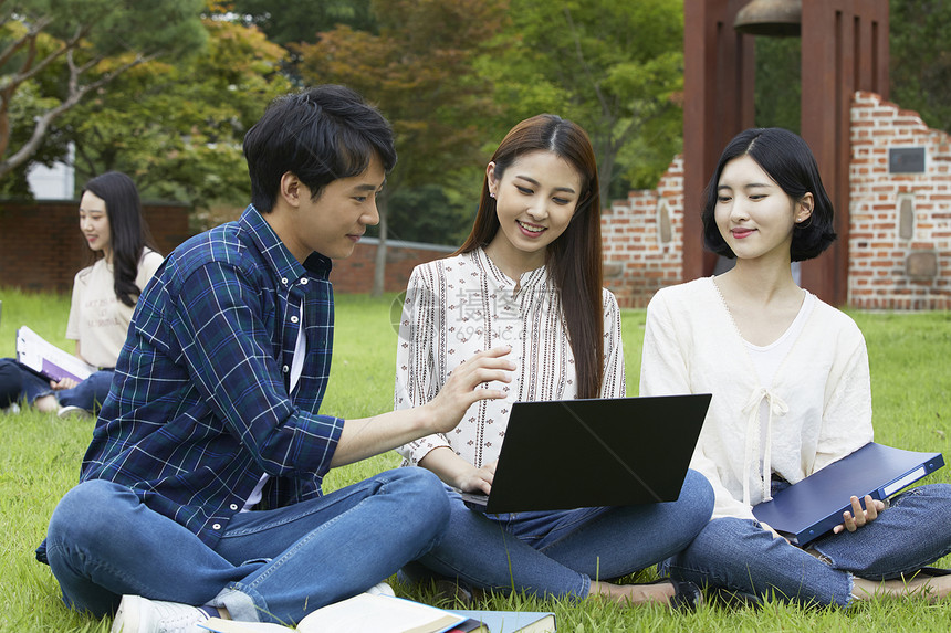 友谊公园户外的大学生图片