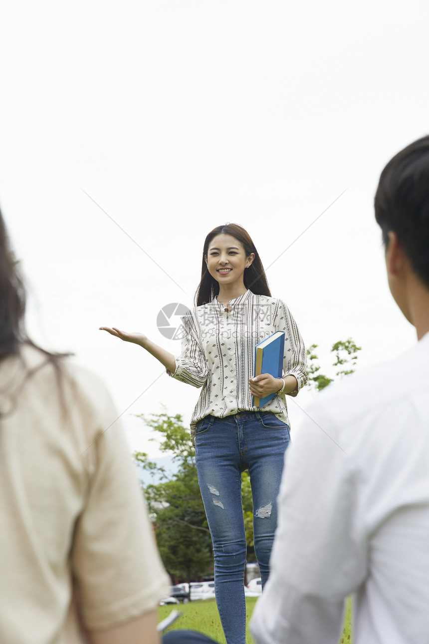 正在演讲的大学生图片