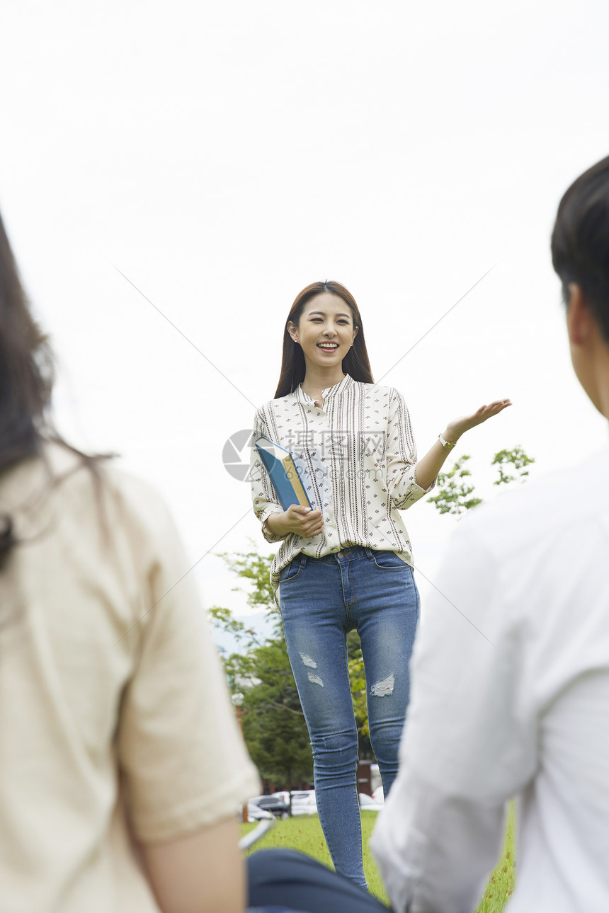 正在演讲的大学生图片