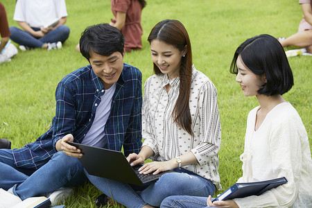 青年朋友休息大学生图片