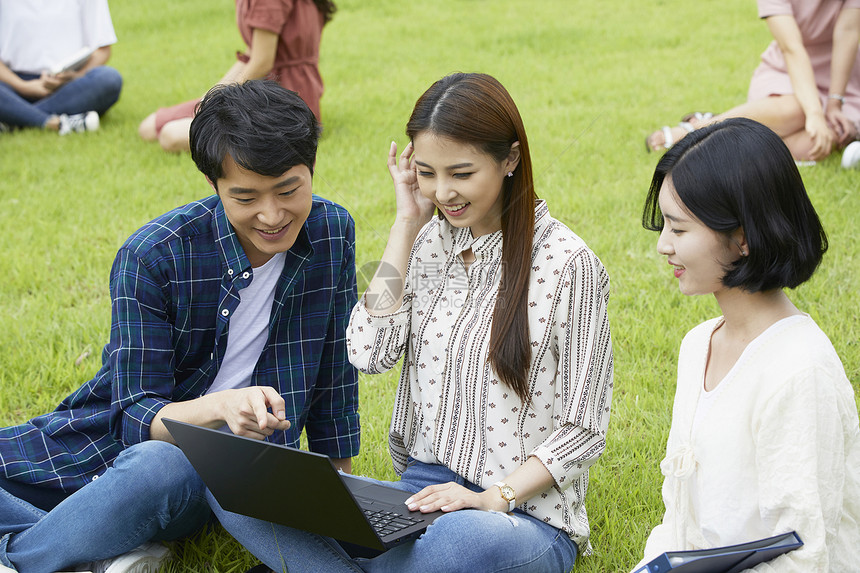 青年大学生在草坪上休息的形象图片