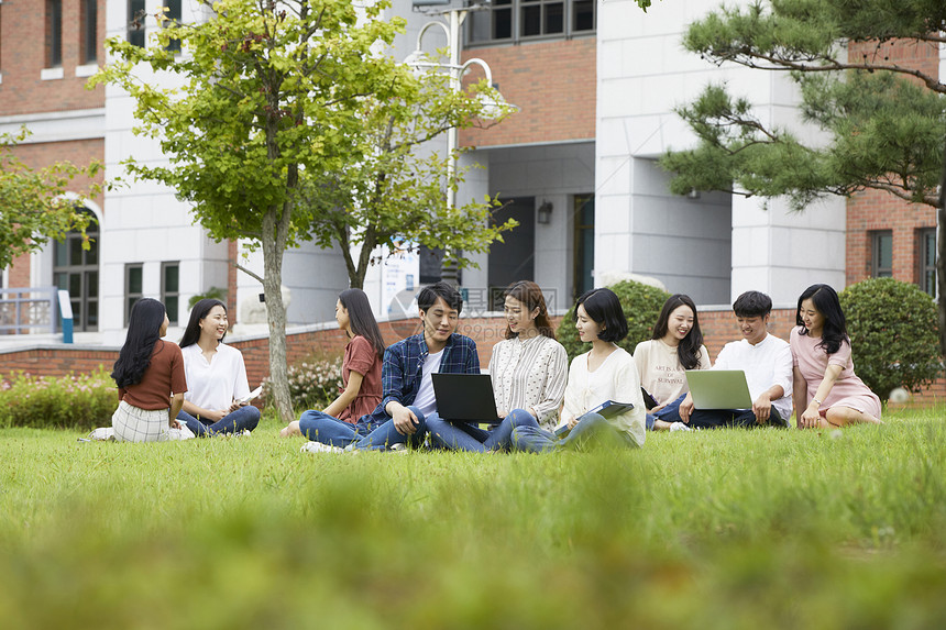 青年大学生在草坪上休息的形象图片