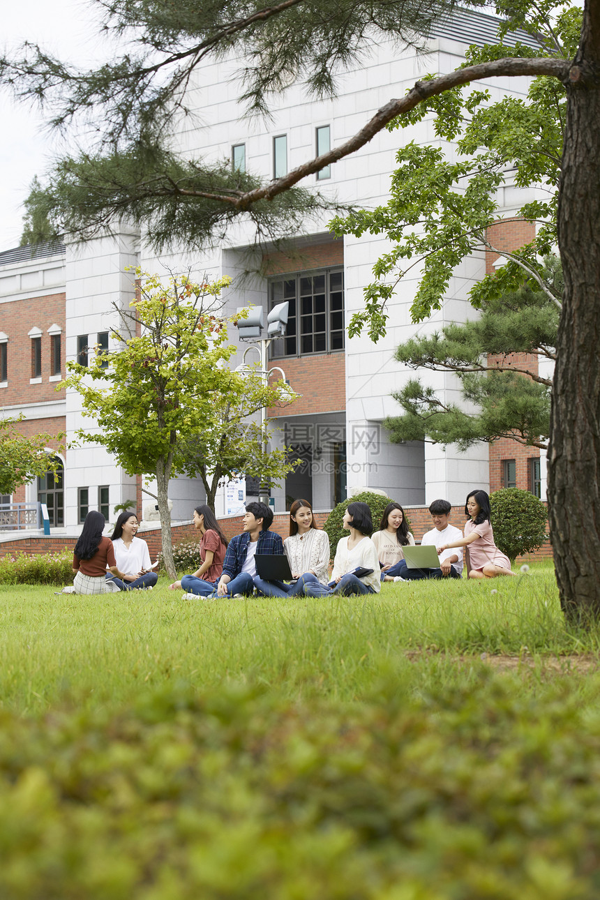 青年大学生在草坪上休息的形象图片