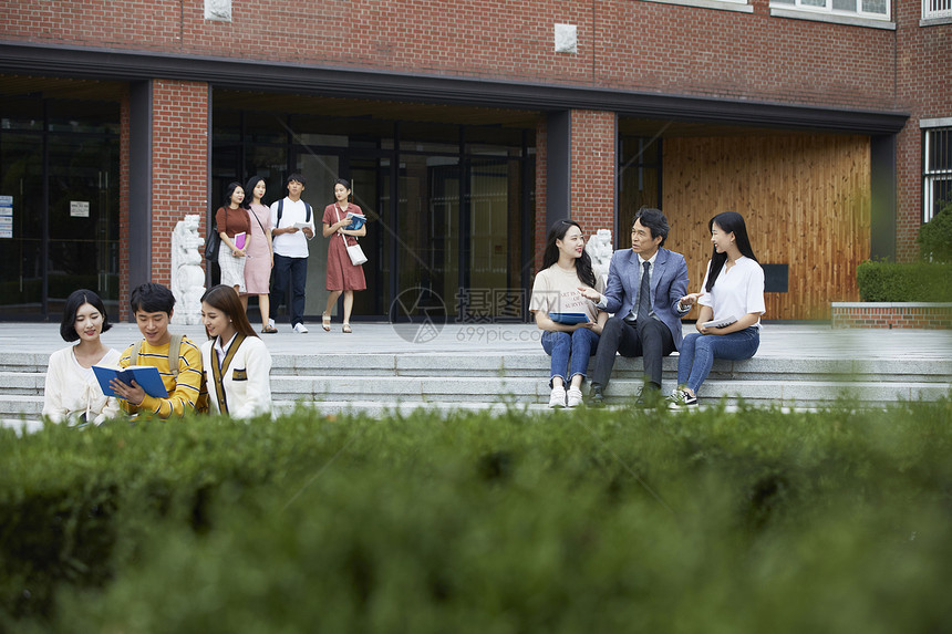 青年大学生在草坪上休息的形象图片