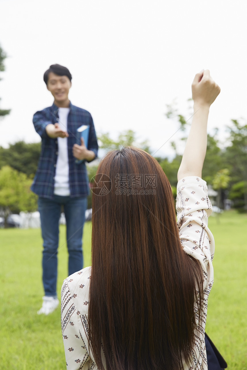 青年大学生在草坪上休息的形象图片