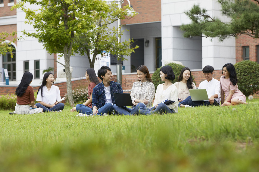 大学校园草坪上放松的大学生图片