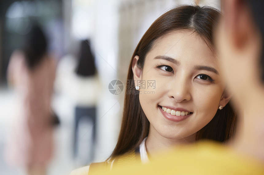 走廊搭讪的男女大学生图片