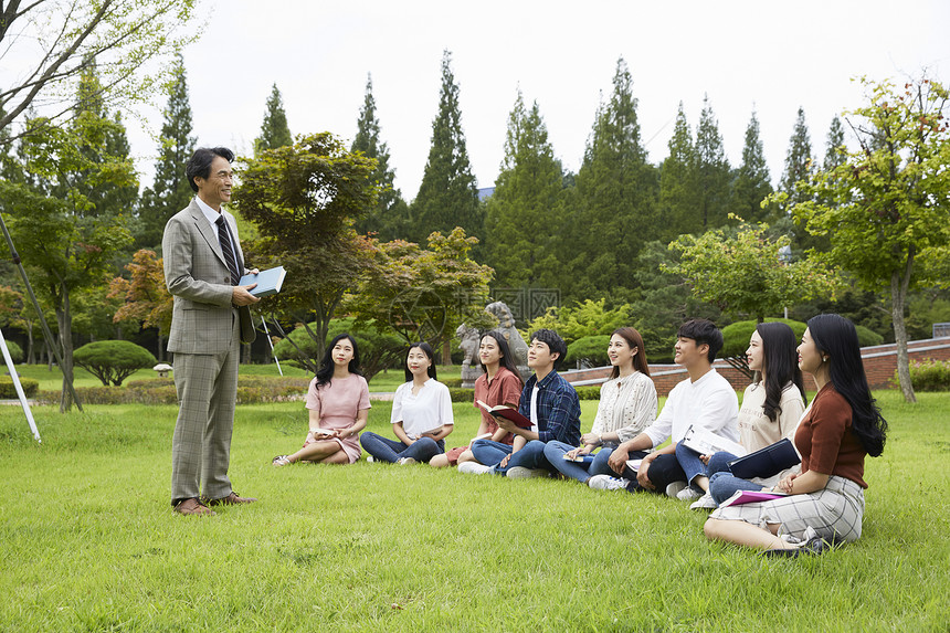 大学校园草坪上放松的大学生图片