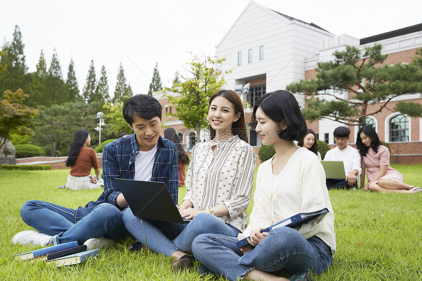 书坐朋友大学生图片