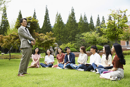 河流青年户外的教授大学生图片