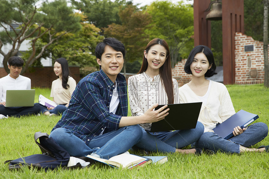 学生们围坐在草地上分享交流图片