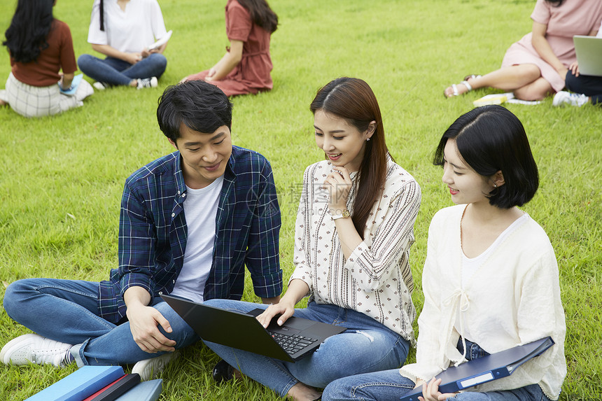 学生们围坐在草地上分享交流图片