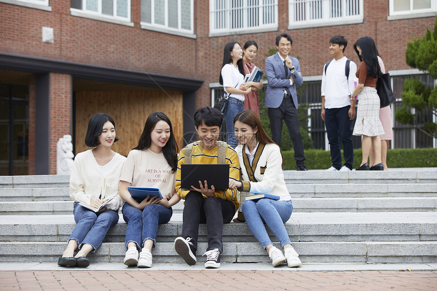 大学教授和学生们在一起分享交流图片