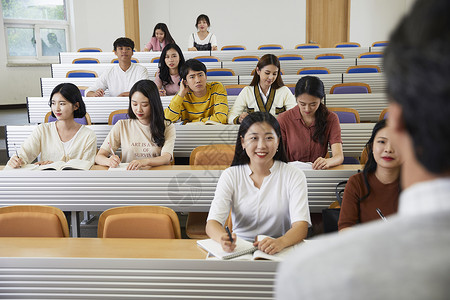 学生们认真听课图片