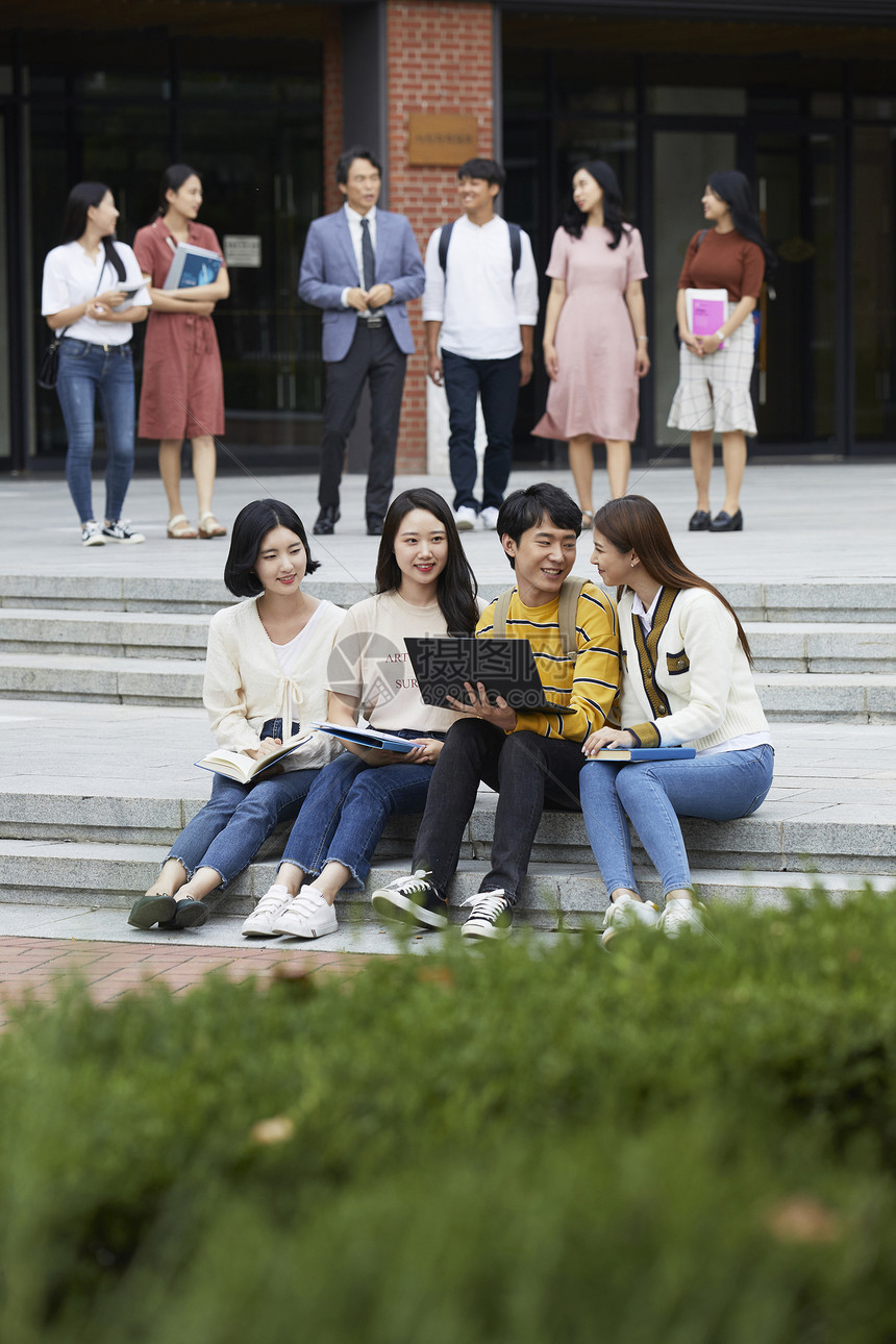 大学教授和学生们在一起分享交流图片