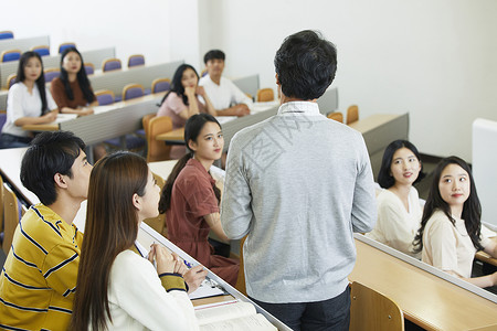 学生们听老师讲课图片