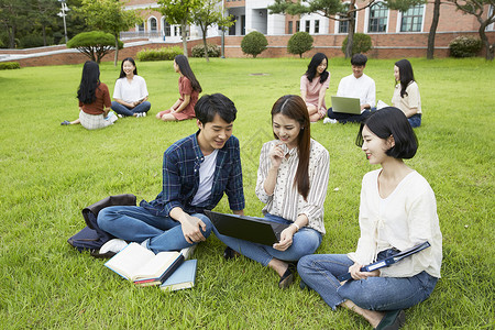 学生们围坐在草地上分享交流图片