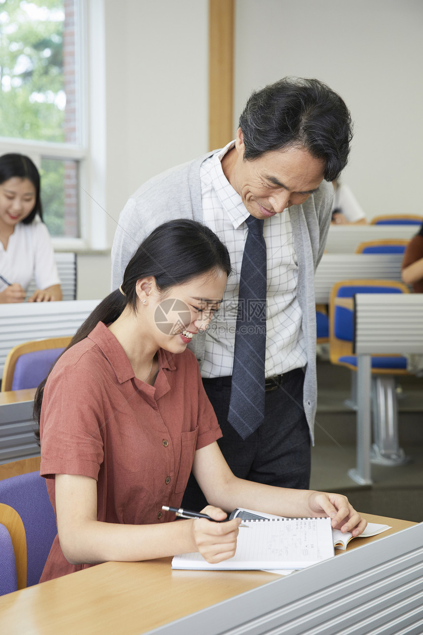 老师指正学生作业图片