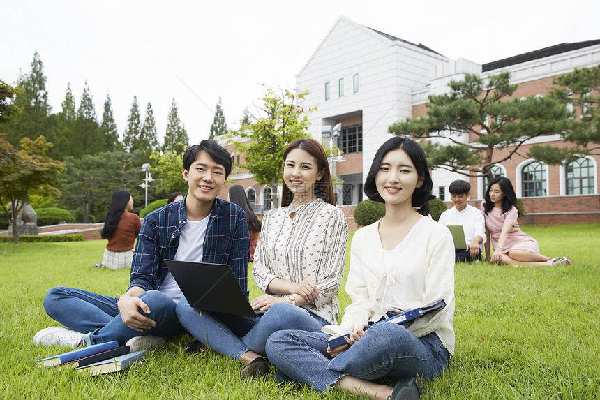 学生们围坐在草地上分享交流图片