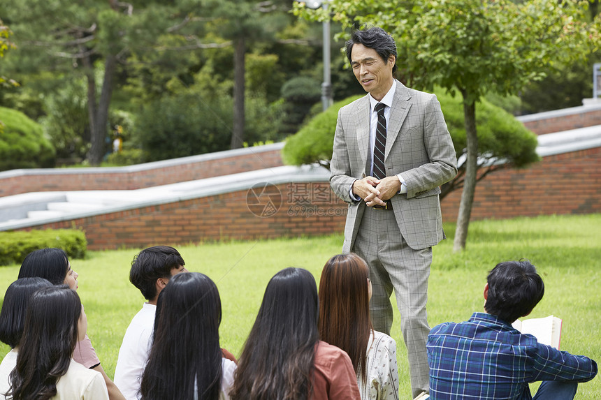 教授和大学生讨论问题图片