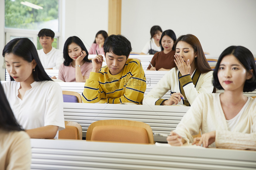 教授和大学生讨论问题图片