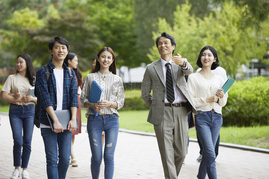 大学教授和学生们走在一起探讨交流图片