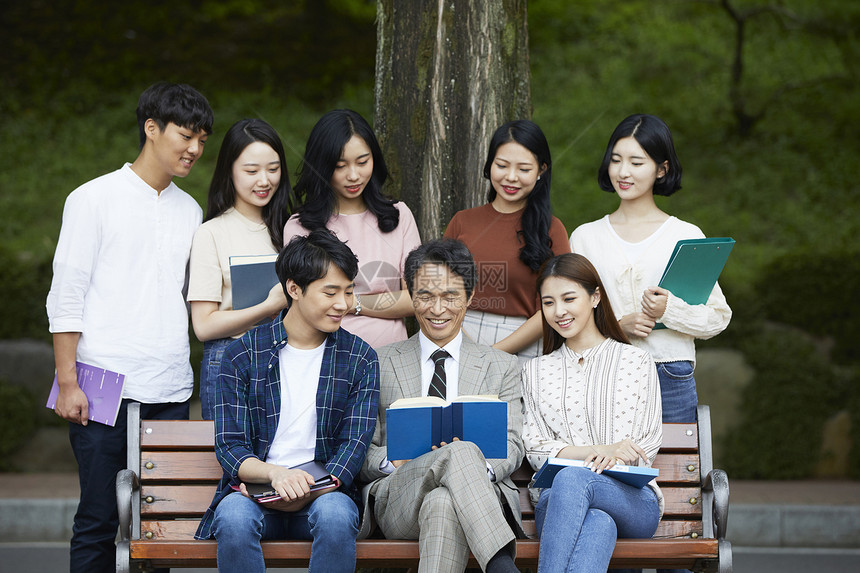 教授和大学生讨论问题图片