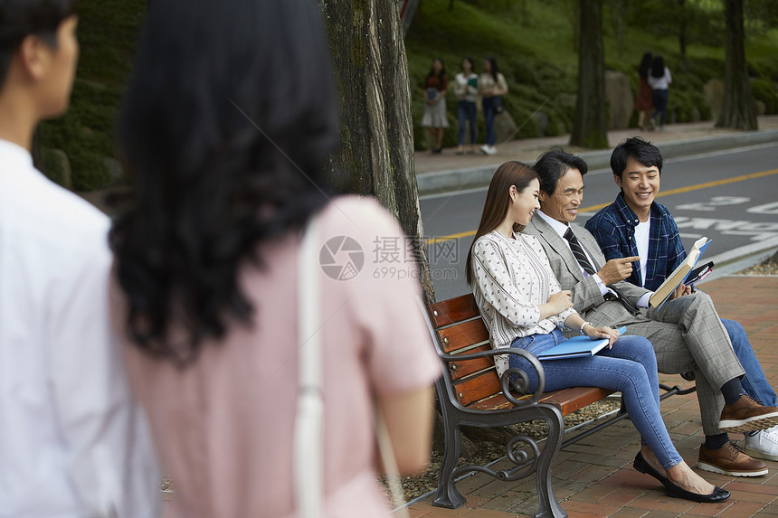 教授和大学生讨论问题图片