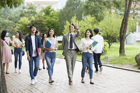 教授和大学生讨论问题图片