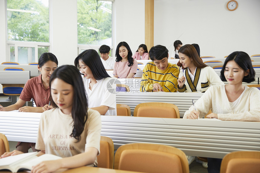 教授和大学生讨论问题图片