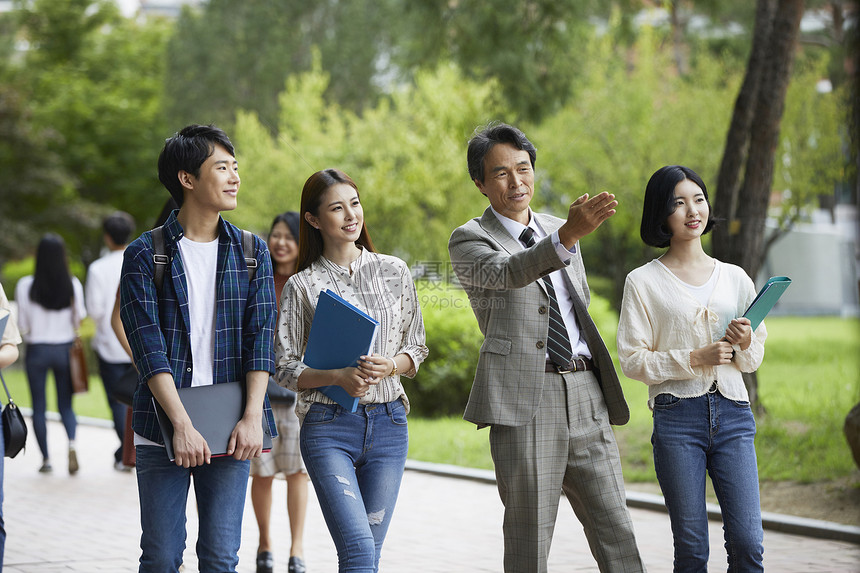 教授和大学生讨论问题图片