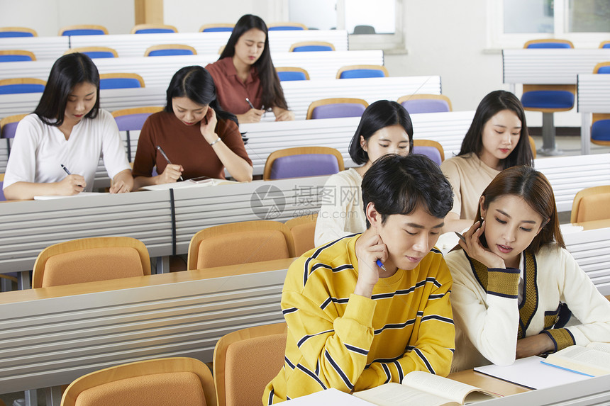 教授和大学生讨论问题图片