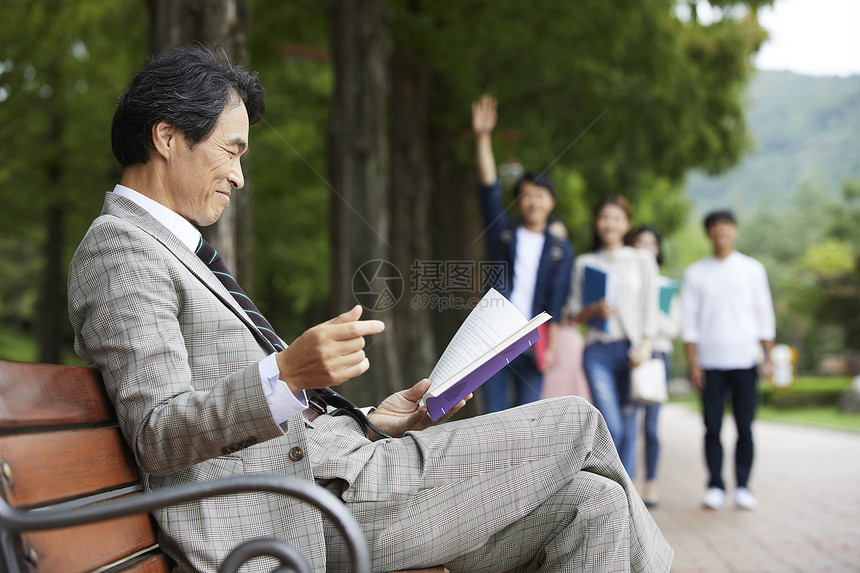 学生和老师打招呼图片