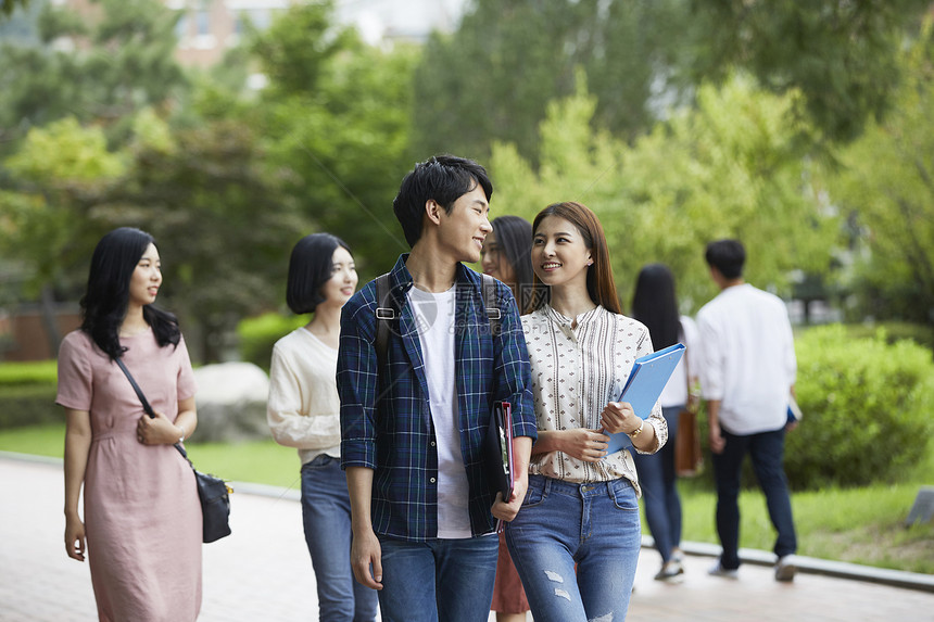 学生们走在一起讨论交谈图片