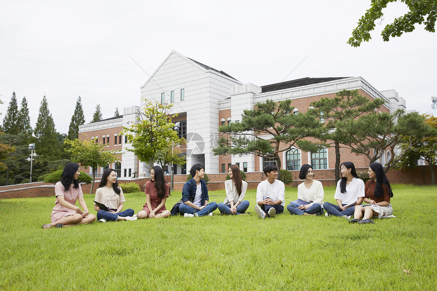 学生们围坐在草地上分享交流图片
