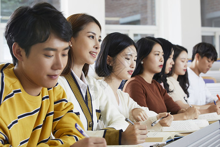 大学生教室听课图片