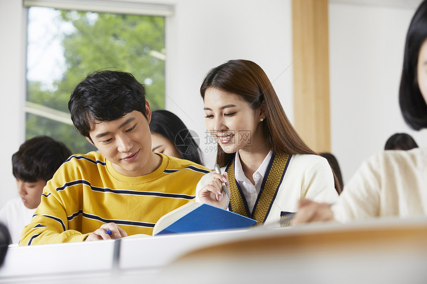 大学课堂上的男女大学生图片