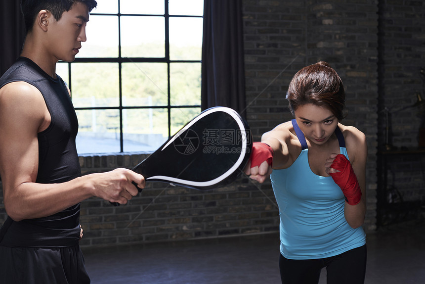 健身房练习拳击的年轻女性图片