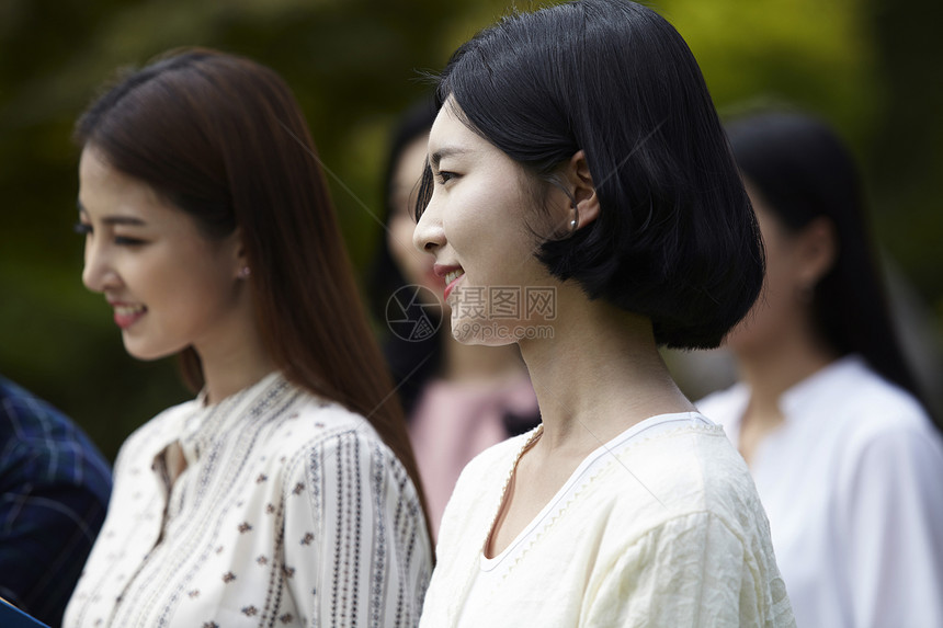 微笑的年轻女大学生图片