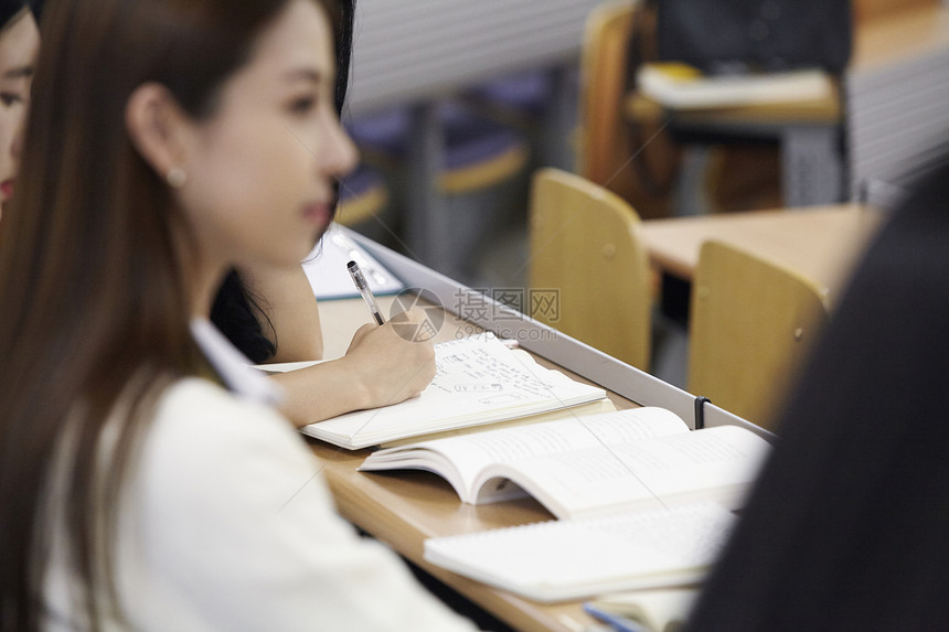 课堂上做笔记的大学生图片