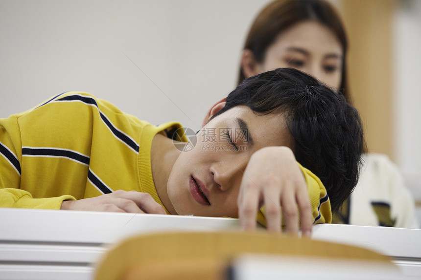 课堂上睡觉的大学生图片