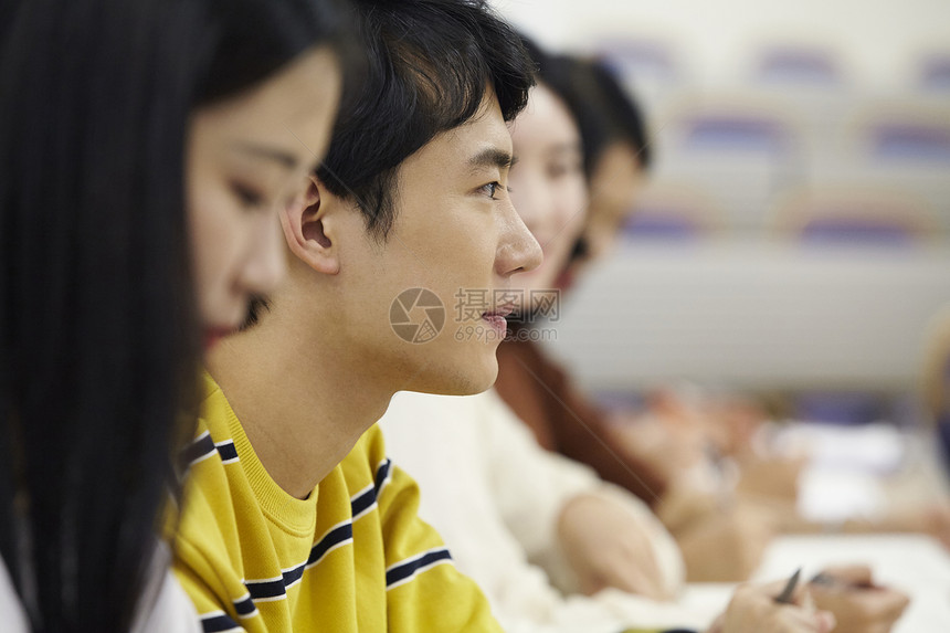 课堂上听讲的大学生图片