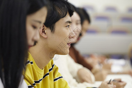 课堂上听讲的大学生图片