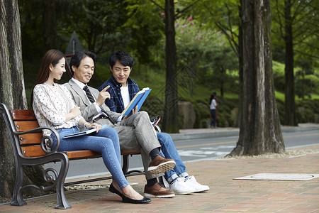 校园长凳上的教授和大学生图片