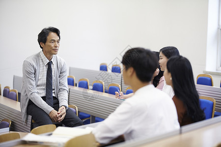 老师和学生探讨学术问题图片