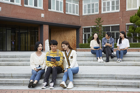 坐在台阶上放松的大学生背景图片