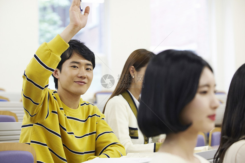 举手提问的男大学生图片